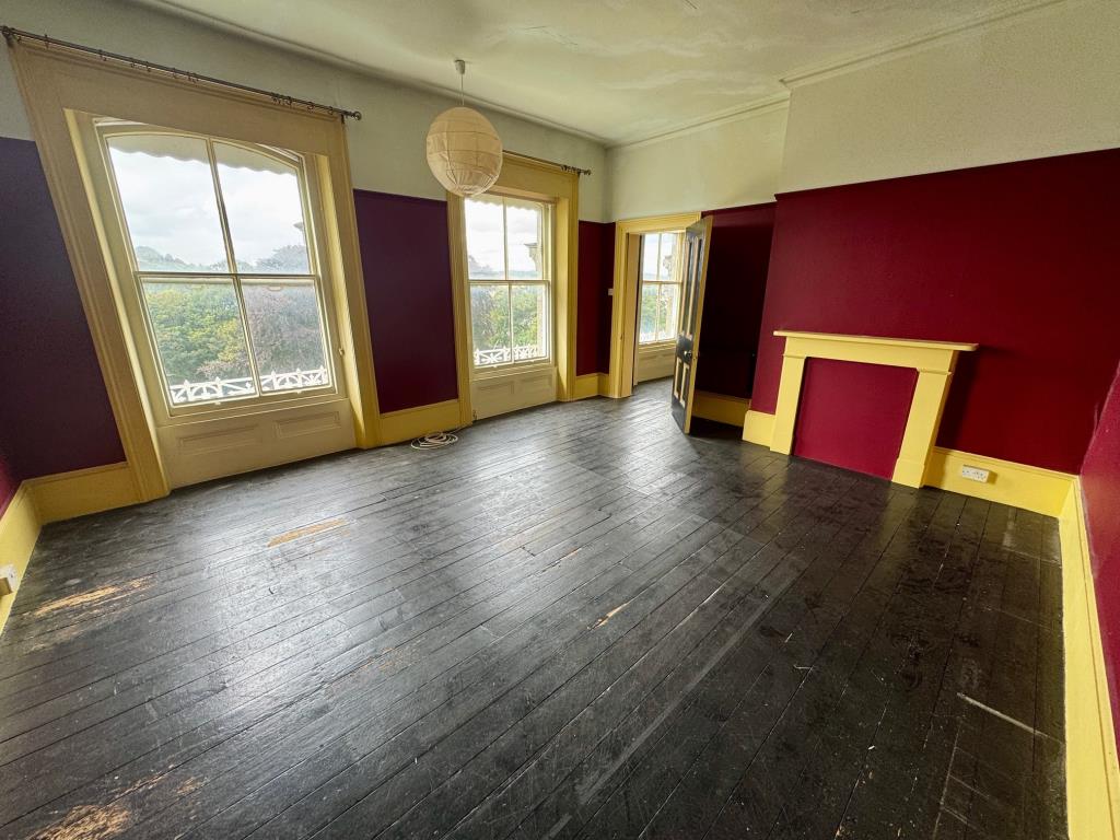 Lot: 53 - THREE-BEDROOM APARTMENT IN PERIOD BUILDING - Bedroom 1